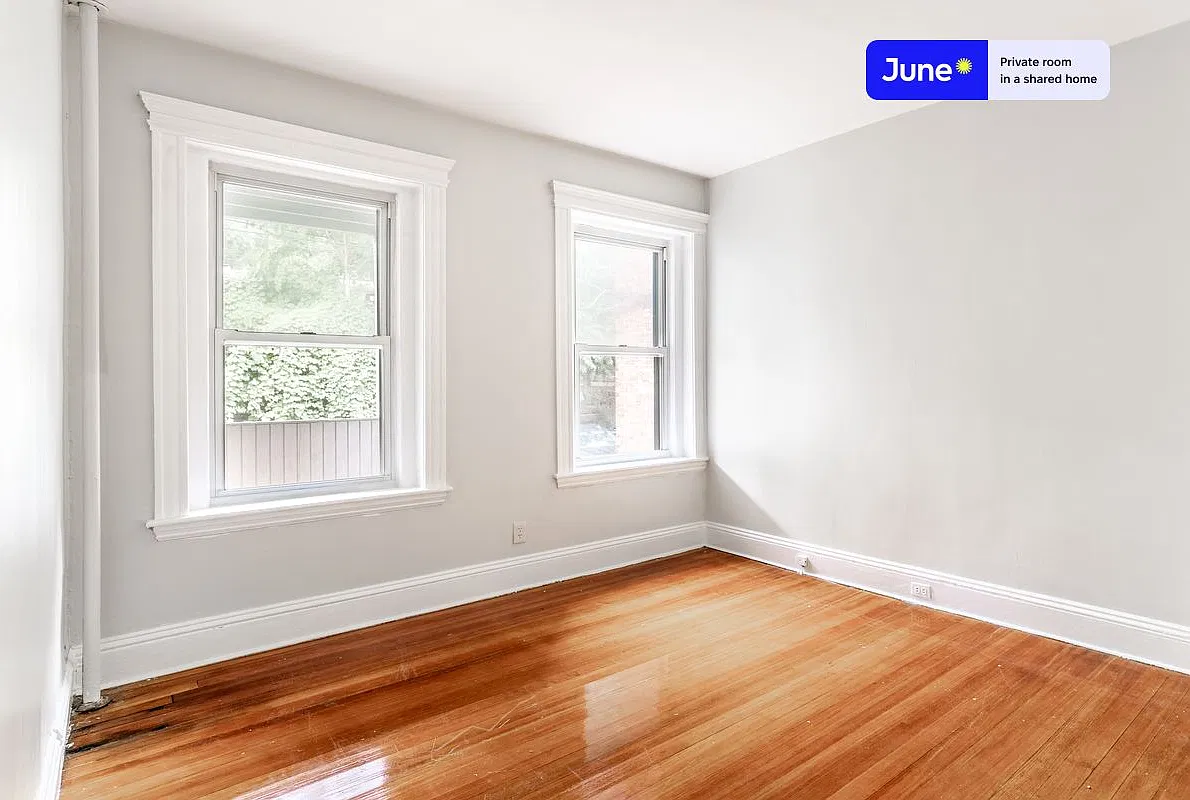 Queen bedroom in 4 bed/2 bath home in Brookline #1286 B — Photo 2