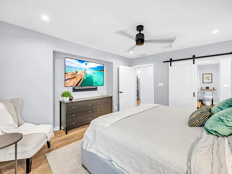748 NE 17th Way — Photo 30