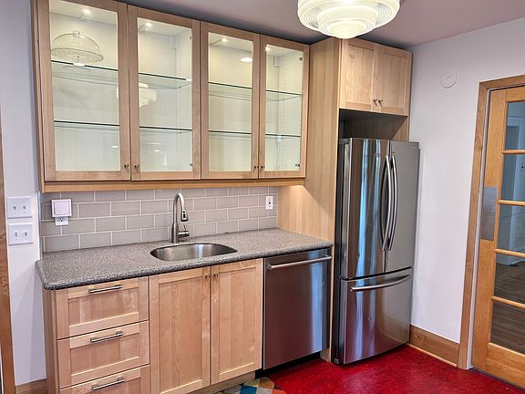 2nd image of 215 Warwick St SE #1