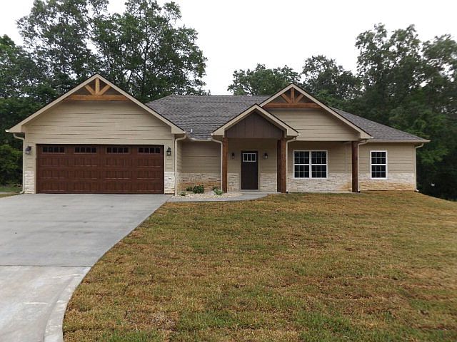 1st image of 301 Oak Meadow Lane