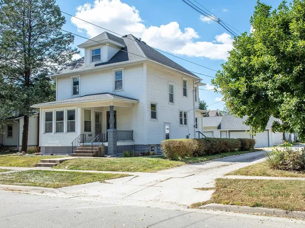 411 4th St NW, Waverly, IA 50677