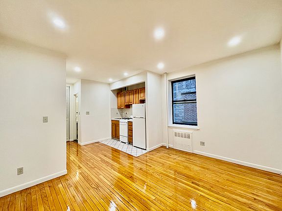 4th image of 328 E 95th St #20