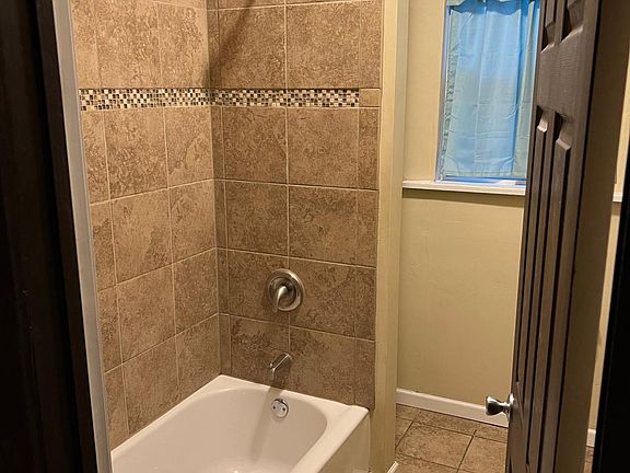 4th image of 2131 Forest Ave