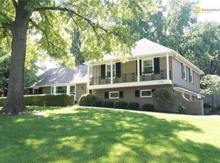 9700 Wenonga Rd, Leawood, KS 66206