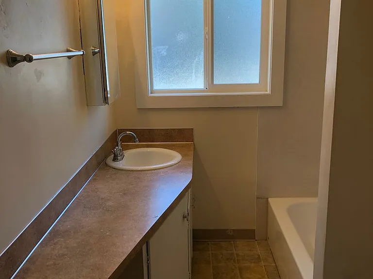 323 E 18th Aly — Photo 19