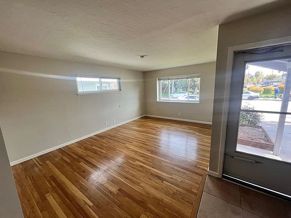 3rd image of 965 Linden Dr