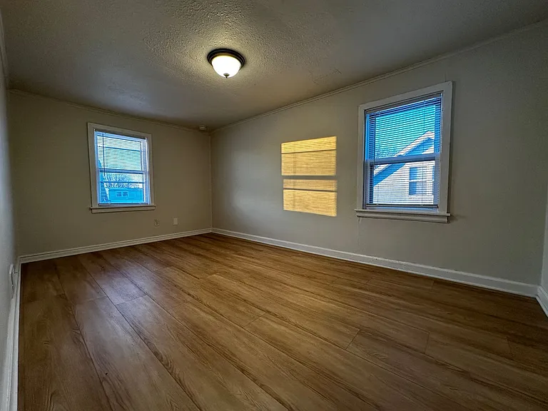 160 Gruenwald Ave — Photo 10