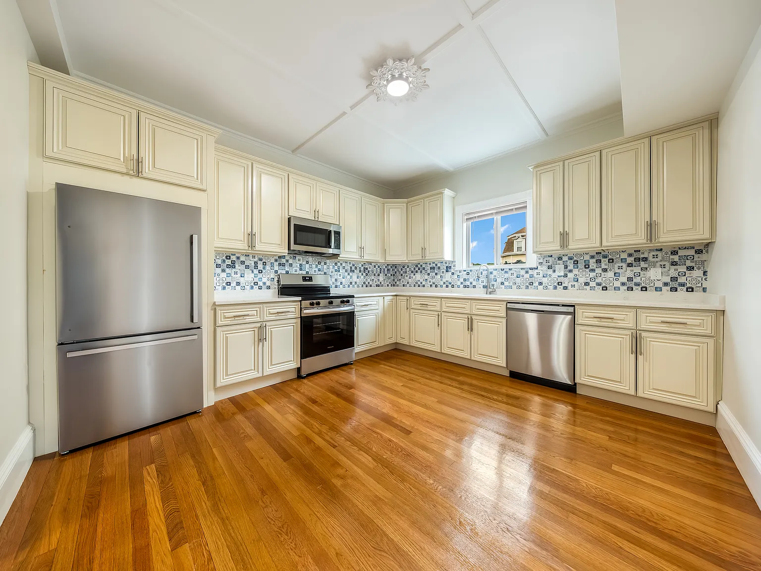 2 bed, 1400 sqft, $2,700 — Photo 1