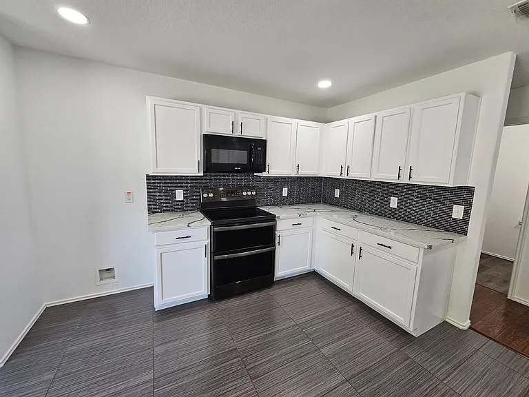 902 Fleming St — Photo 10