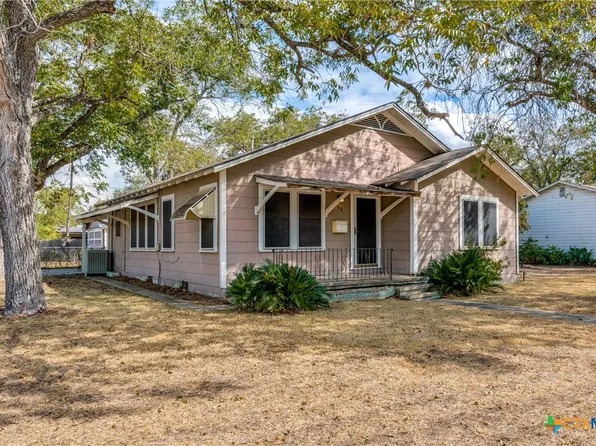 704 E Krezdorn St, Seguin, TX 78155