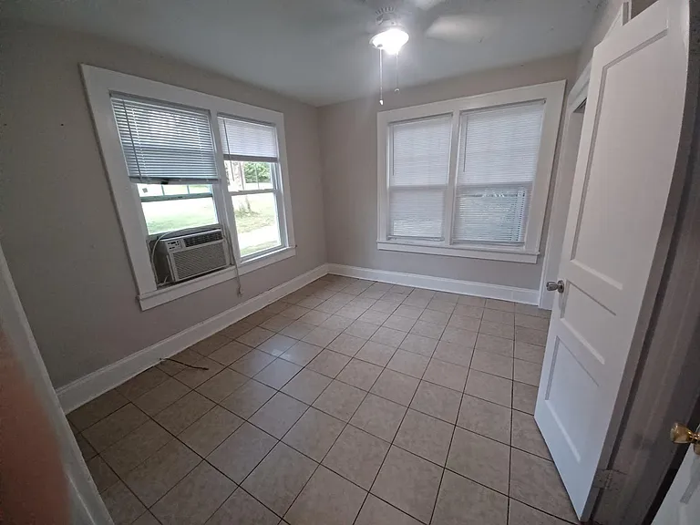 917 N Jackson St — Photo 3