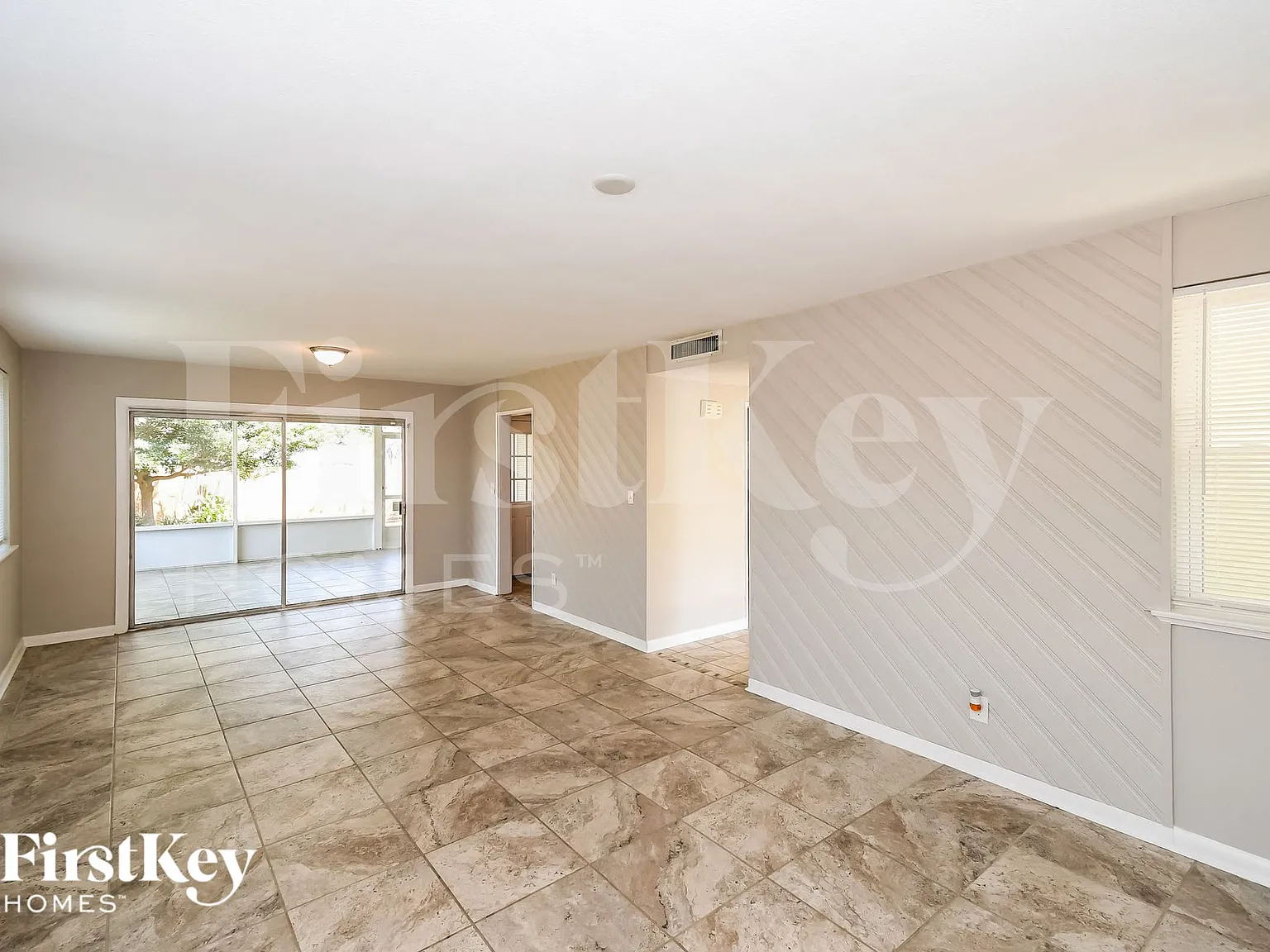 3 bed, 2.0 bath, 1251 sqft, $2,015 — Photo 4