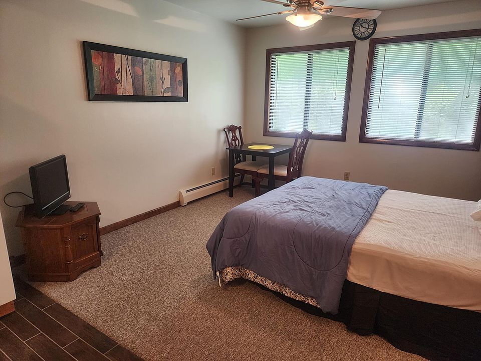 Living area with ceiling fan