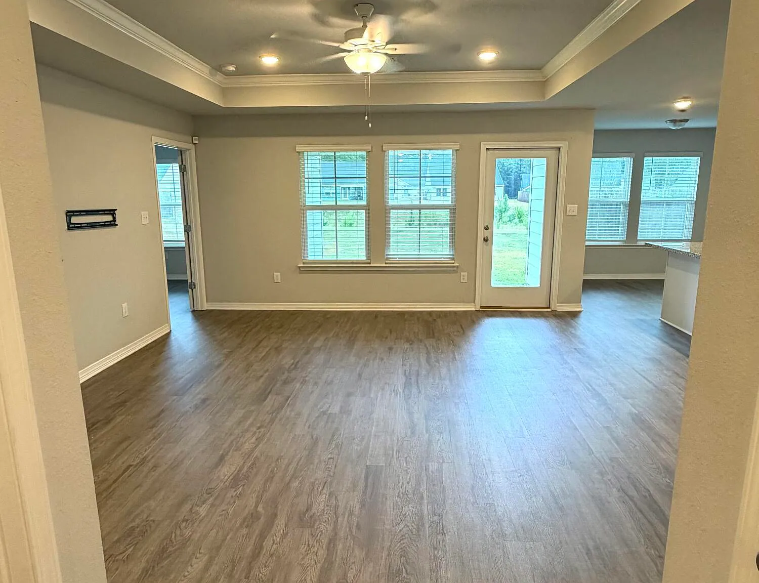3 bed, 2.0 bath, 2727 sqft, $2,200 — Photo 2
