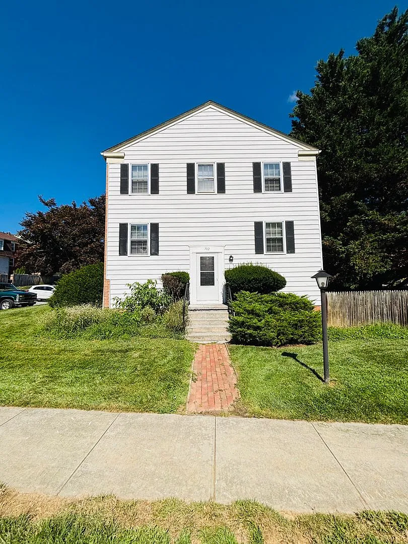 4 Bedroom 2 Bath Townhouse — Photo 1