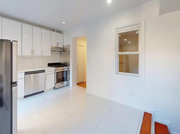 156 Wythe Avenue image 3 of 14