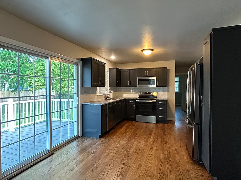 630 Wallace St — Photo 10