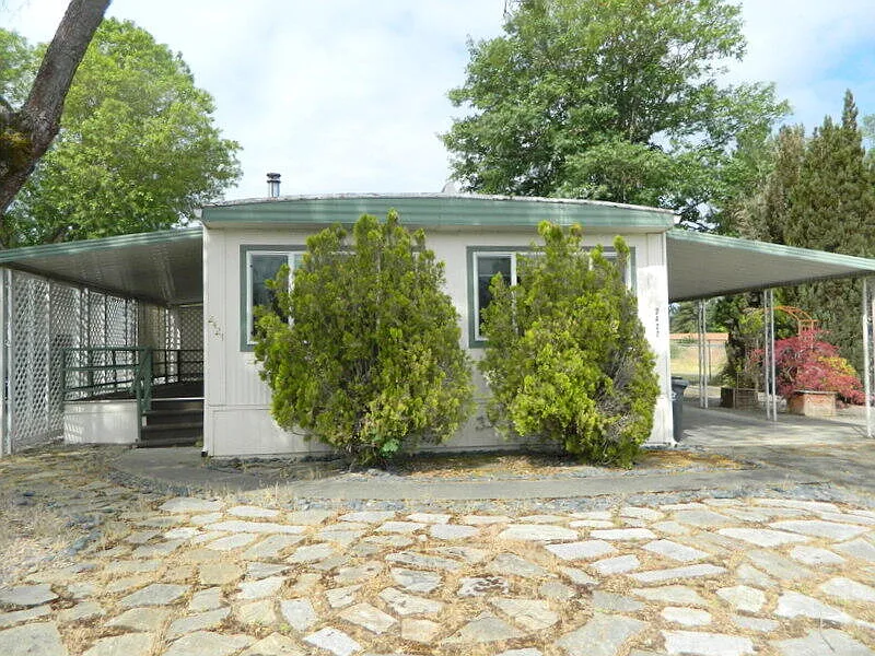 2427 SW Webster Rd photo 1