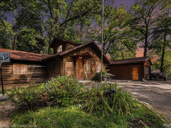 1350 Oklahoma St, Waterford, MI 48327