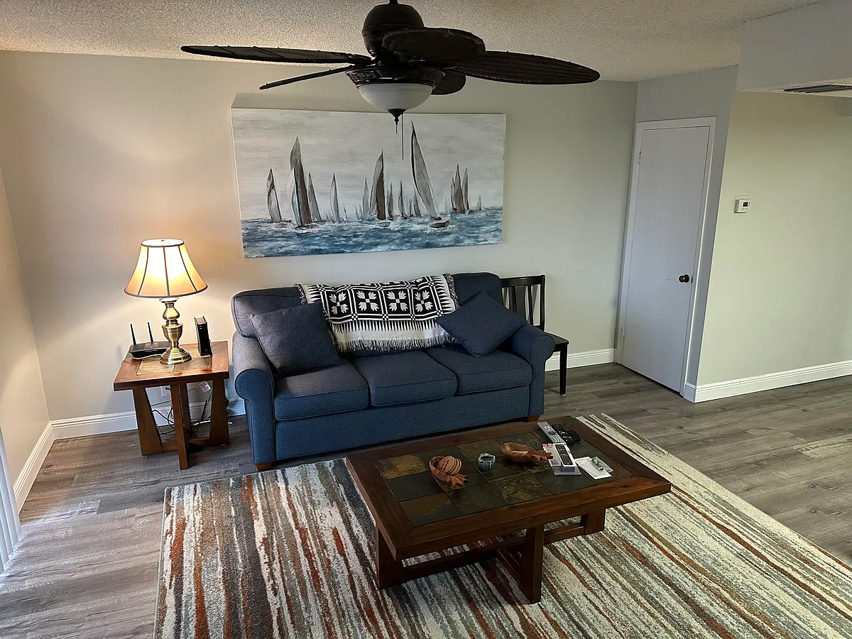 Building Photo - 7101 Ridgewood Ave #209