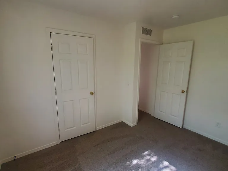 632 1/2 Colony Rd — Photo 2