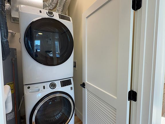 4th image of 560 Railroad St #21