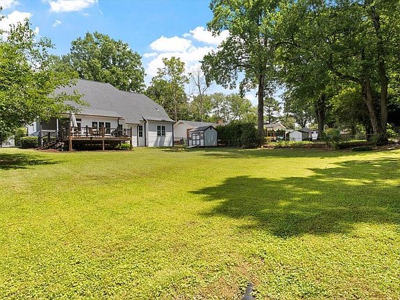 2nd image of 1404 Ivy Ln