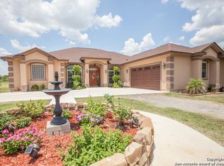 449 County Road 7718, Devine, TX 78016
