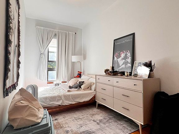 3rd image of 102 W 71st St APT 4B