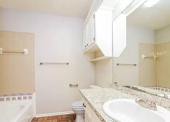 4th image of 13300 Marsh Ln #1