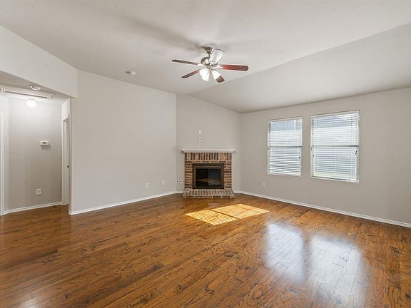 5th image of 925 Silver Sage Dr