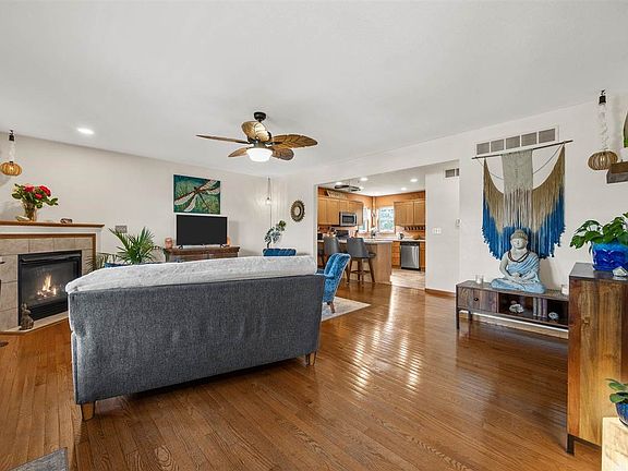 4th image of 1017 Langenberg Ave