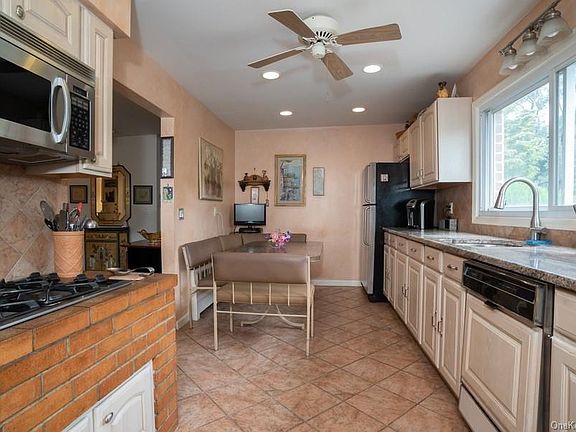 3rd image of 133 Travers Ave