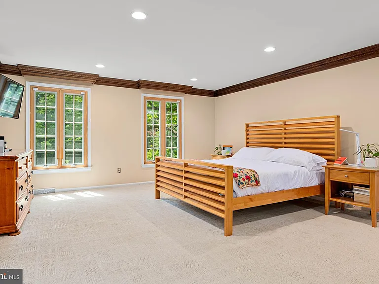 644 Robinson Ln — Photo 26