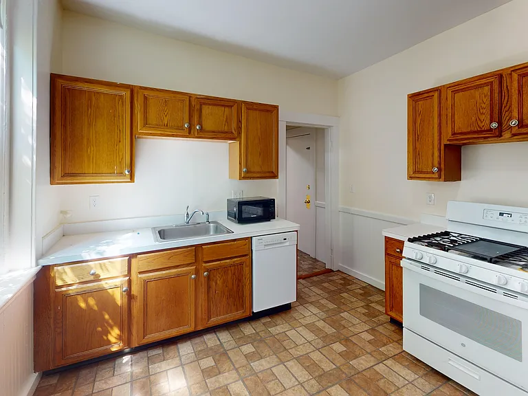 57 Strathmore Rd #6 — Photo 4