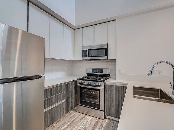 3rd image of 519 N Normandie Ave #9