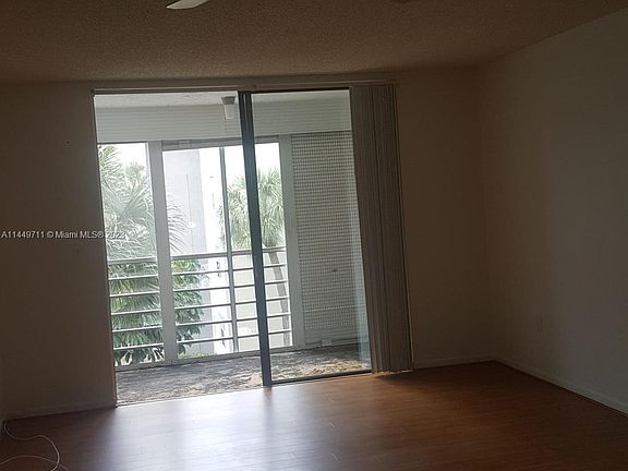 4th image of 1830 N Lauderdale Ave APT 4312