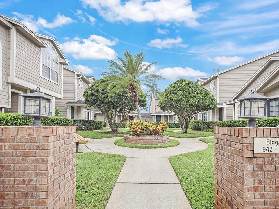 Courtyard to home