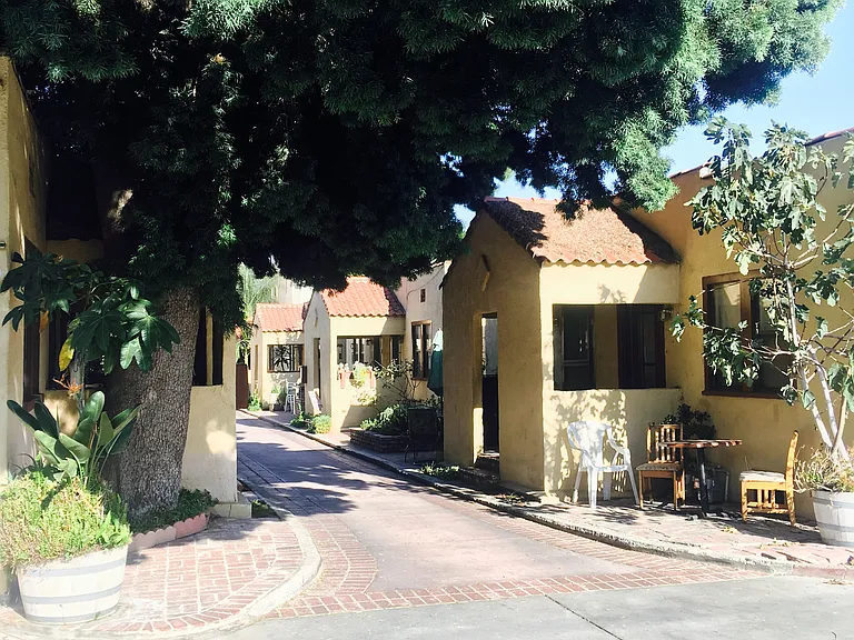 Bakman Ave — Photo 1