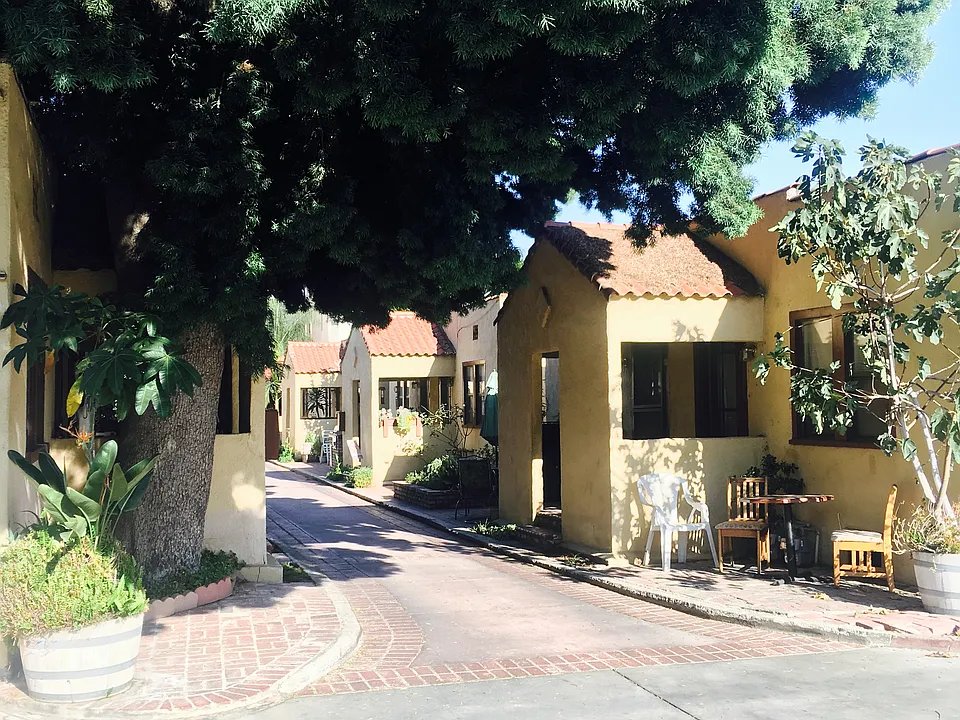 Bakman Ave