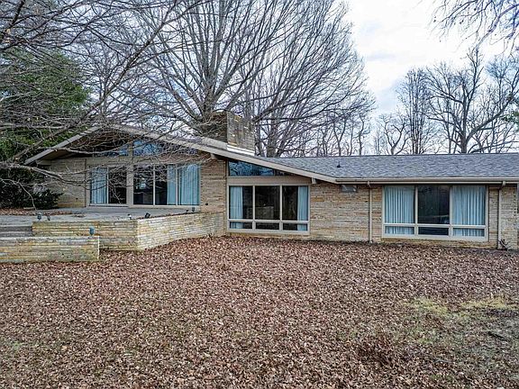 2nd image of 414 W Riverwood Dr