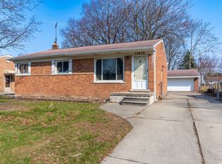 32630 Maplewood St, Garden City, MI