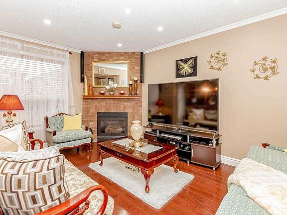 4th image of 328 Howard Cres S