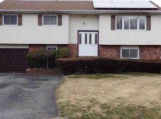 11 Rye Ct, Bay Shore, NY 11706