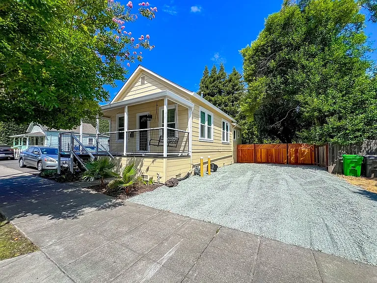 934 Clinton St — Photo 3