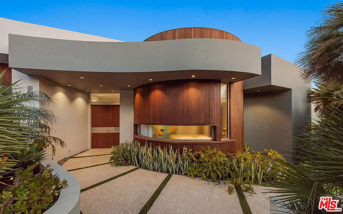 5 bed, 4.5 bath, 5749 sqft, $65,000 — Photo 3