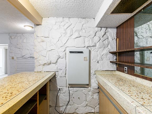 4th image of 5060 Henderson St
