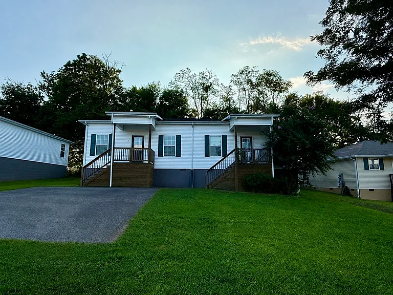 408 Lynda Lee Ln #B — Photo 1