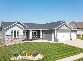 4622 Grey Hawk Ln, Bismarck, ND 58503