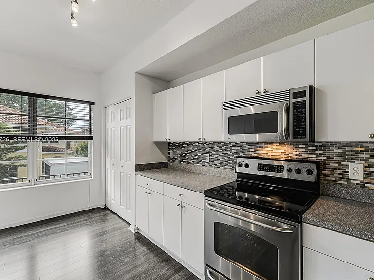 8900 NE 8th Ave #1107 — Photo 9